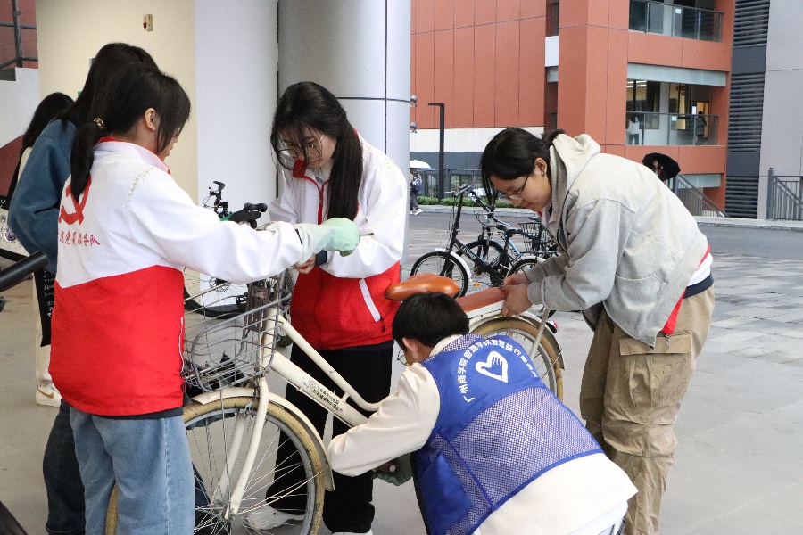 志愿者维修自行车.jpg