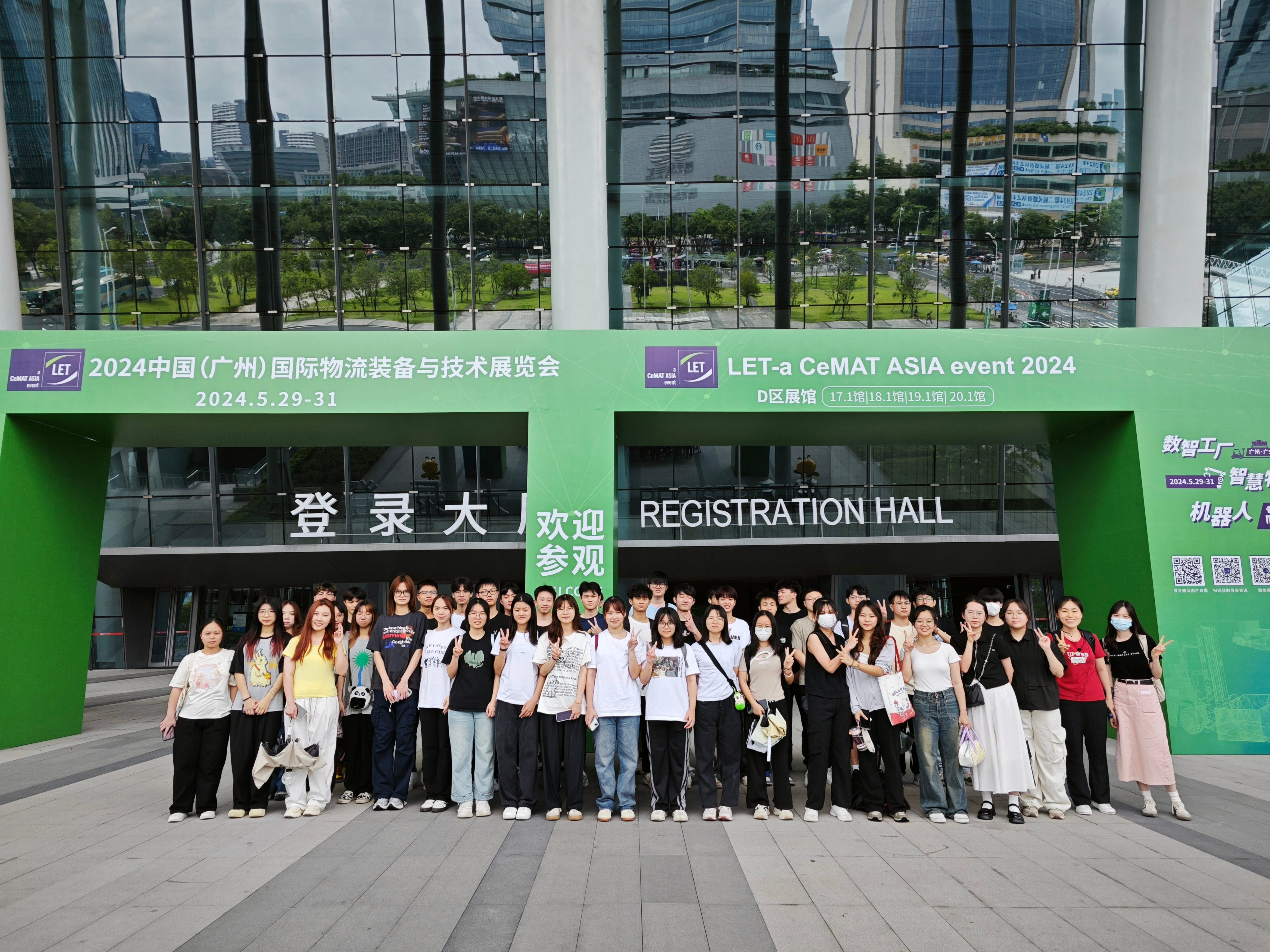 11 9428cn太阳集团古天乐物流管理专业学生深入2024国际物流装备与技术展览会，提升物流创新实践能力.jpg